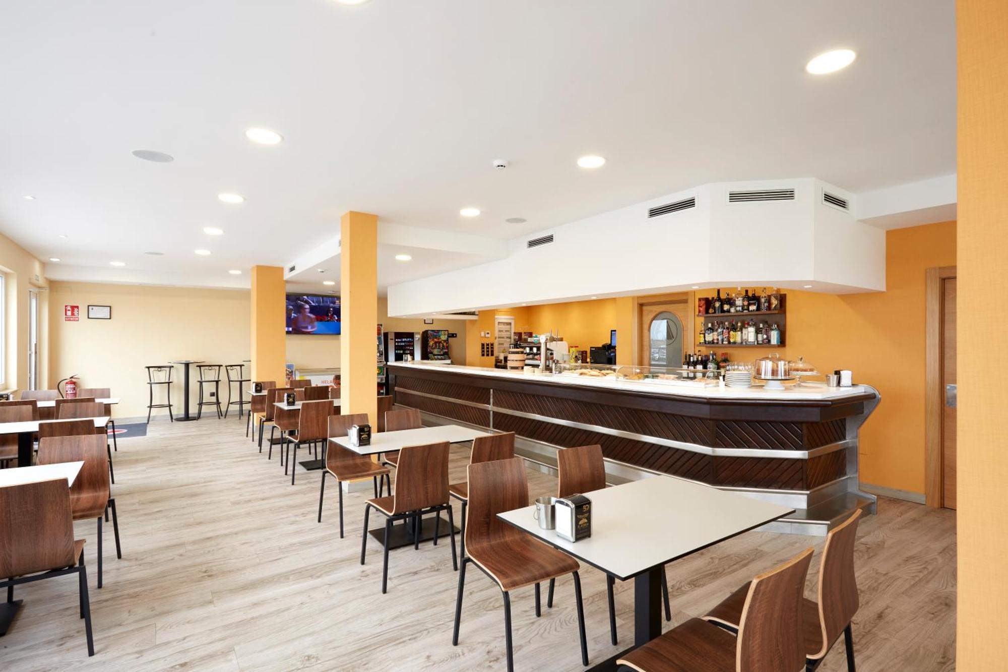 Hotel Arias Aeropuerto Сантьяго дел Монте Экстерьер фото
