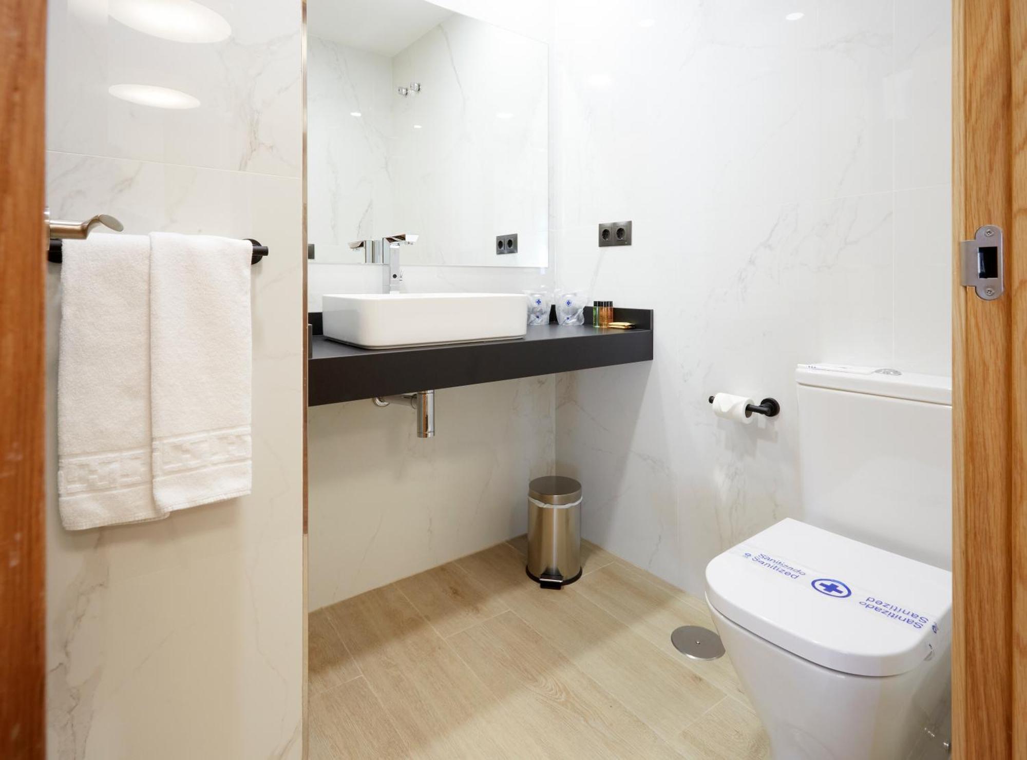 Hotel Arias Aeropuerto Сантьяго дел Монте Экстерьер фото